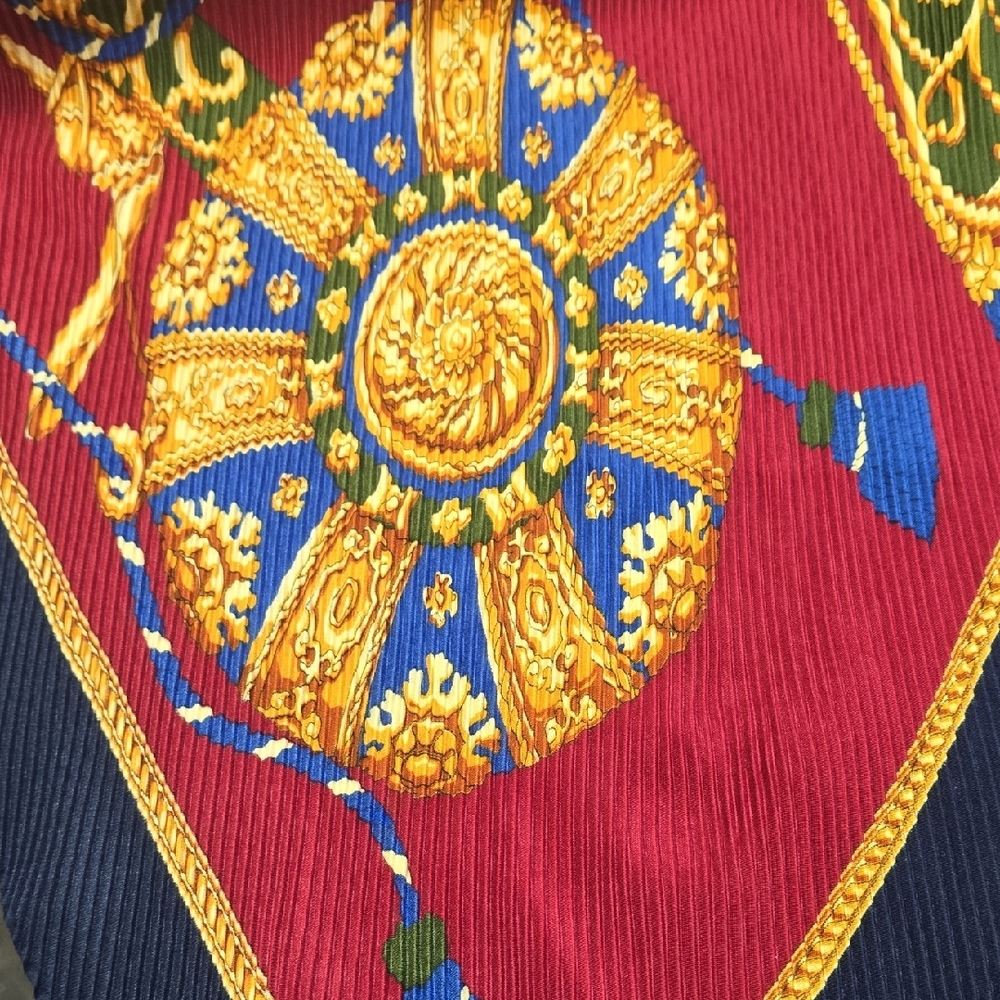 Vintage Permanent Pleated Scarf W/ Hunting Flasks Designs